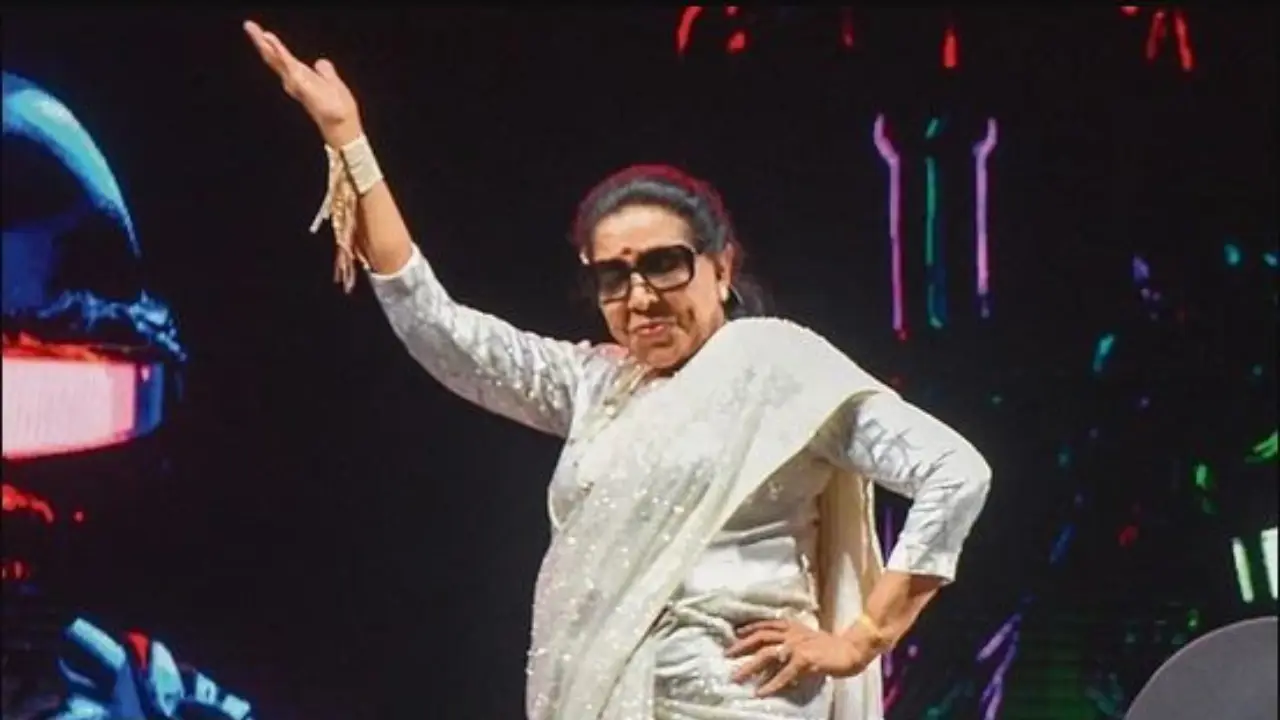 At 91, Asha Bhosle croons Tauba Tauba and does the signature step, fans call her 'Iconic' At 91, Asha Bhosle croons Tauba Tauba and does the signature step, fans call her 'Iconic'