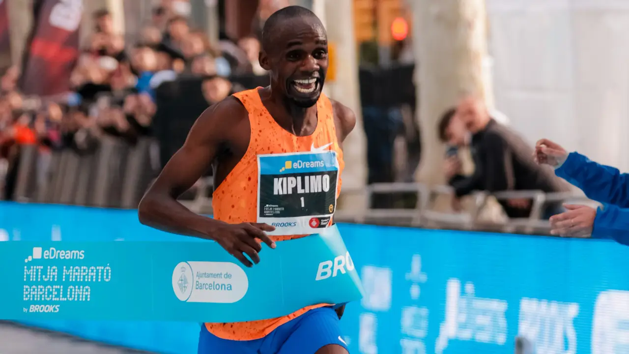 Ugandan runner Jacob Kiplimo shatters half-marathon world record in Barcelona Ugandan runner Jacob Kiplimo shatters half-marathon world record in Barcelona