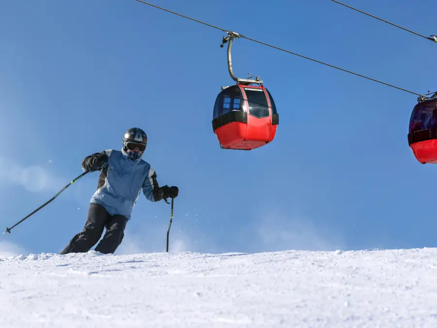 Ski lift cracks in Colorado, over 170 stranded skiers and snowboarders rescued