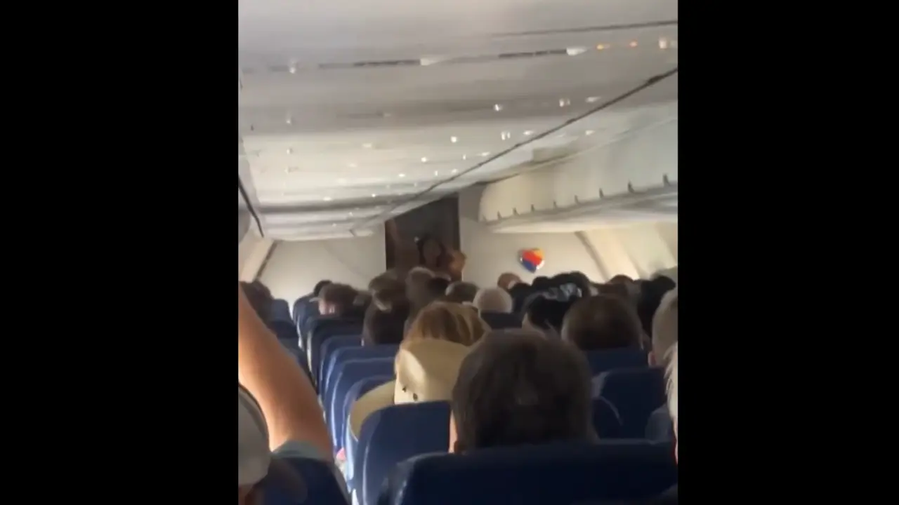 Woman strips naked on plane, parades down the aisle demanding to get off