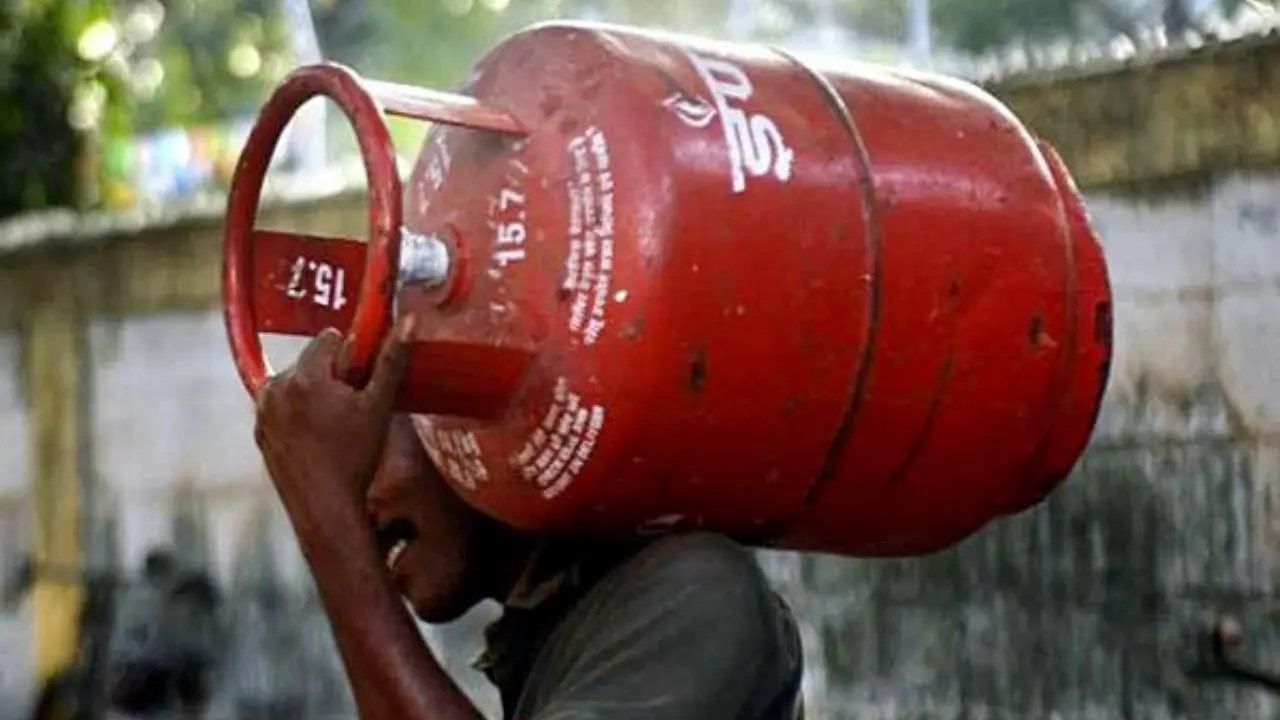 India: Price of commercial LPG gas cylinders reduced by Rs 7 India: Price of commercial LPG gas cylinders reduced by Rs 7
