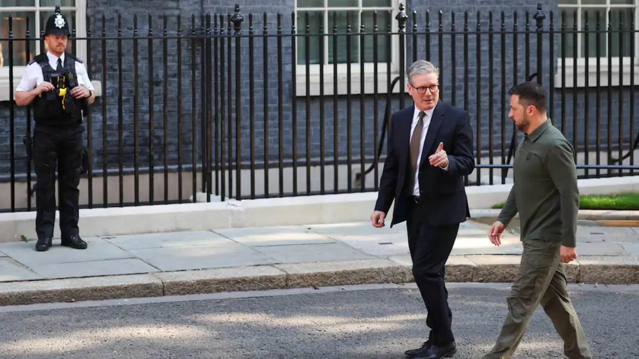 Explosions heard over Ukraine's presidential palace amid British PM Starmer's visit
