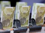 Rupee stages epic comeback despite stocks crash