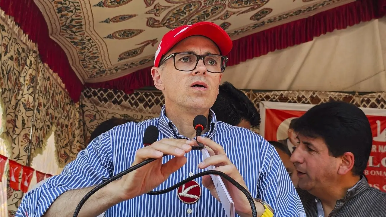 'Aur lado aapas mein': Omar Abdullah mocks AAP-Congress as BJP gains in Delhi election early trends 'Aur lado aapas mein': Omar Abdullah mocks AAP-Congress as BJP gains in Delhi election early trends