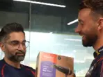 PSL 2025 - 'Hairdryer' prize for Karachi Kings POM James Vince. Netizens ask: Lunchbox or mixer next?