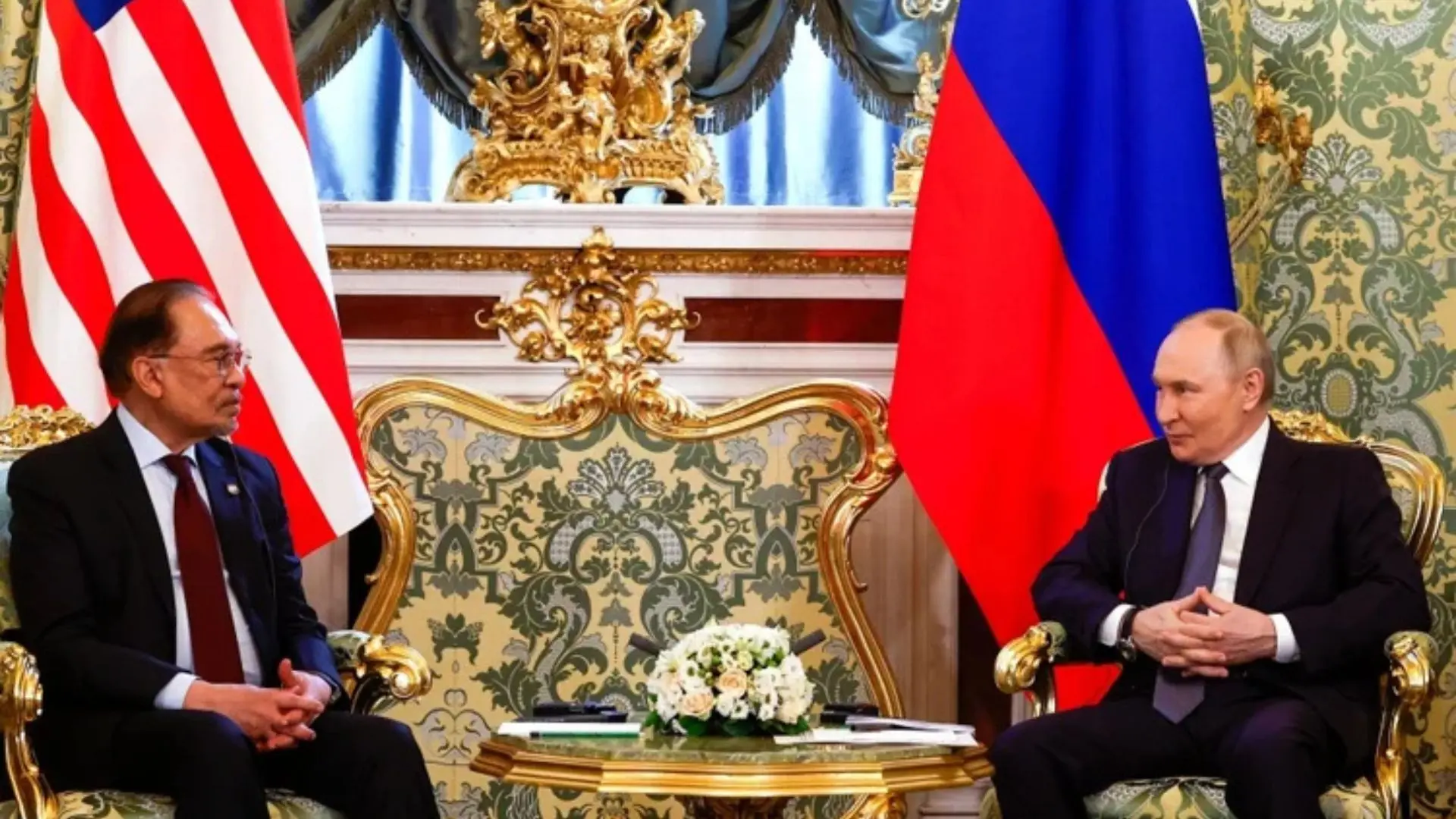 Putin's riddle: For whom is the third chair in Kremlin Palace? Malaysian PM decodes- Watch Putin's riddle: For whom is the third chair in Kremlin Palace? Malaysian PM decodes- Watch