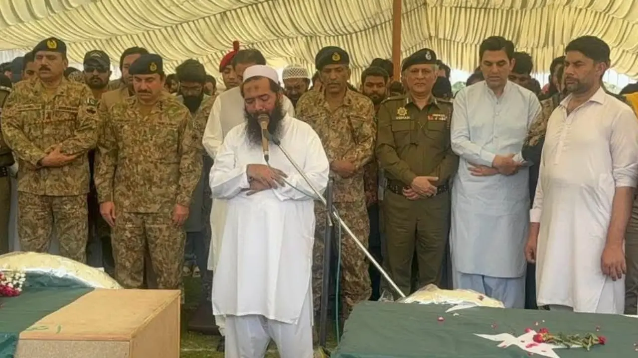 This pic says it all: Pakistani Army stands with LeT leader Abdul Rauf ...