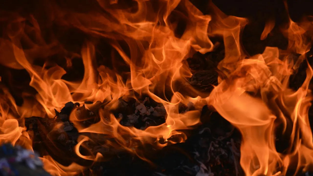 Pakistan: Minor girls burn father to death for sexually assaulting them Pakistan: Minor girls burn father to death for sexually assaulting them