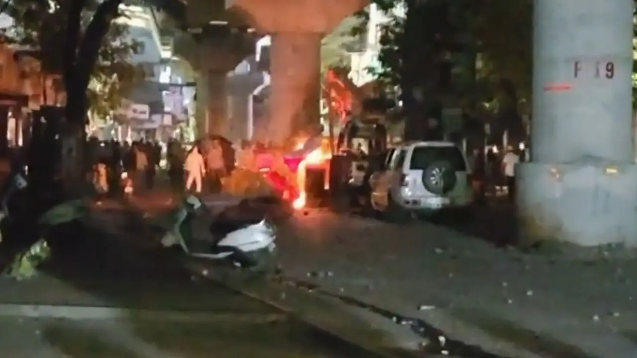 Violence breaks out in Nagpur amid Aurangzeb tomb row, Maharashtra CM appeals for peace Violence breaks out in Nagpur amid Aurangzeb tomb row, Maharashtra CM appeals for peace