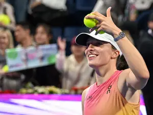 Tennis: Defending champion Iga Swiatek cruises into Qatar Open semis