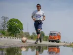'2000 kilometres on foot': Who is Nozomu Hagihara? The Japanese man dribbling football from Kolkata to New Delhi