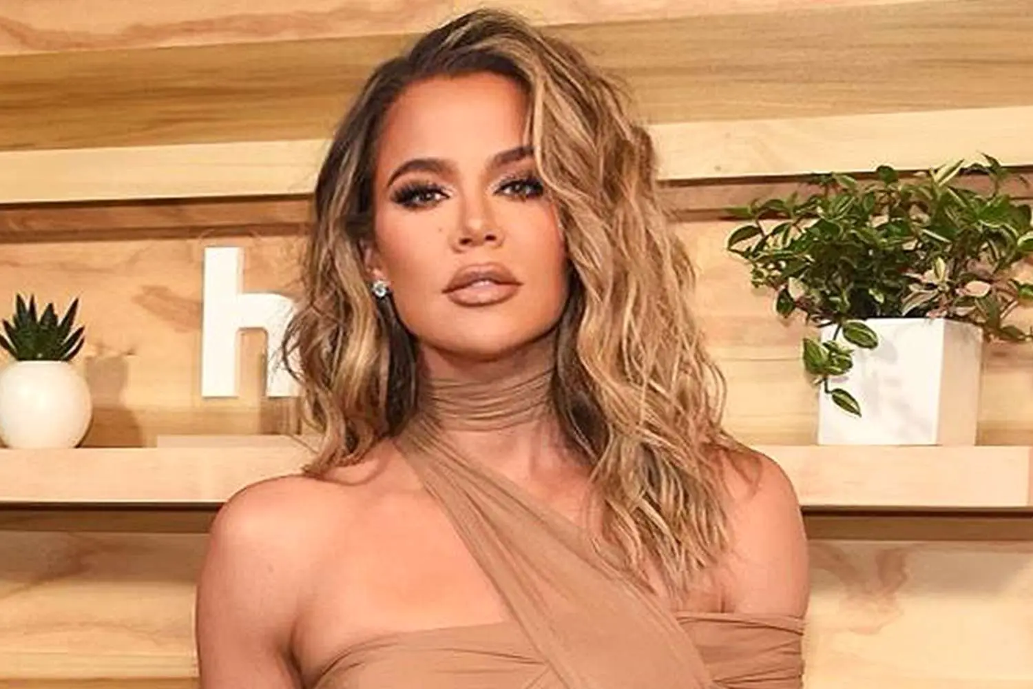 The Kardashians: Khloé Kardashian has emotional reunion with ex Lamar Odom in the premier episode of season 6 The Kardashians: Khloé Kardashian has emotional reunion with ex Lamar Odom in the premier episode of season 6