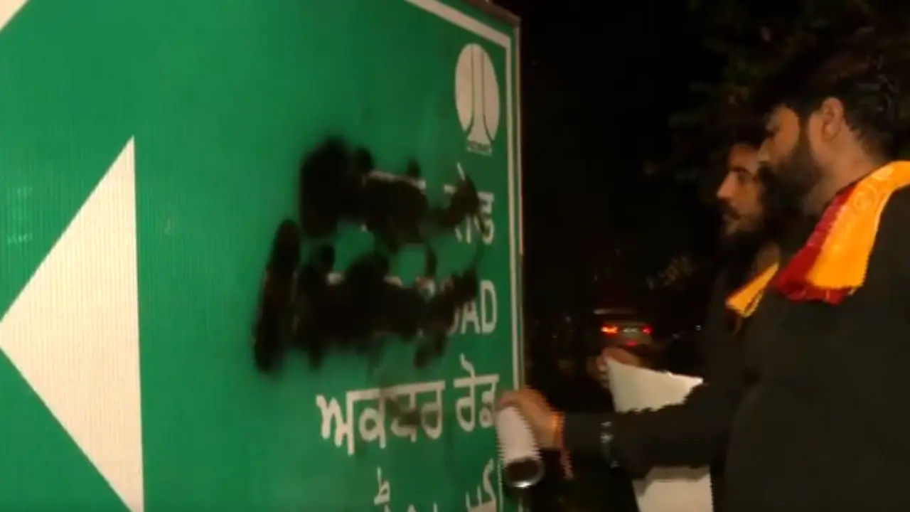 'India will not tolerate insult of Maharana Pratap': Men deface signboard of 'Akbar Road' in Delhi 'India will not tolerate insult of Maharana Pratap': Men deface signboard of 'Akbar Road' in Delhi