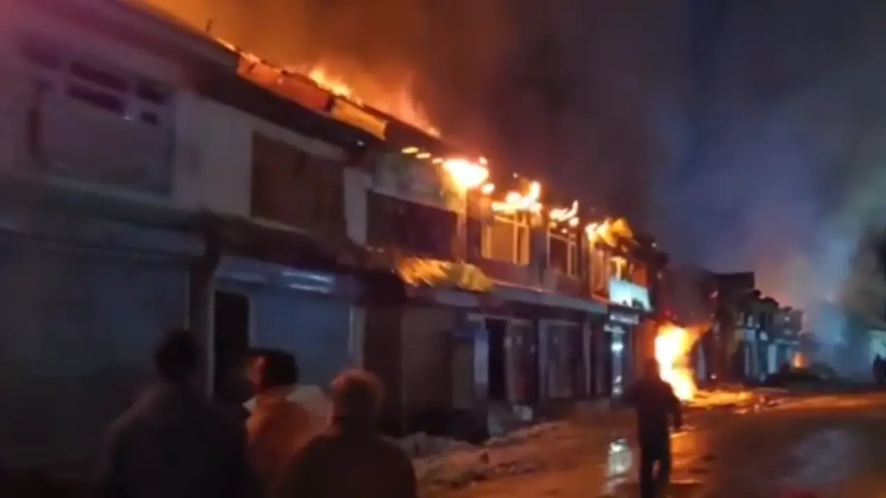 Massive fire breaks out in J&K's Sonamarg market Massive fire breaks out in J&K's Sonamarg market