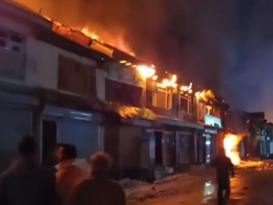 Massive fire breaks out in J&K's Sonamarg market