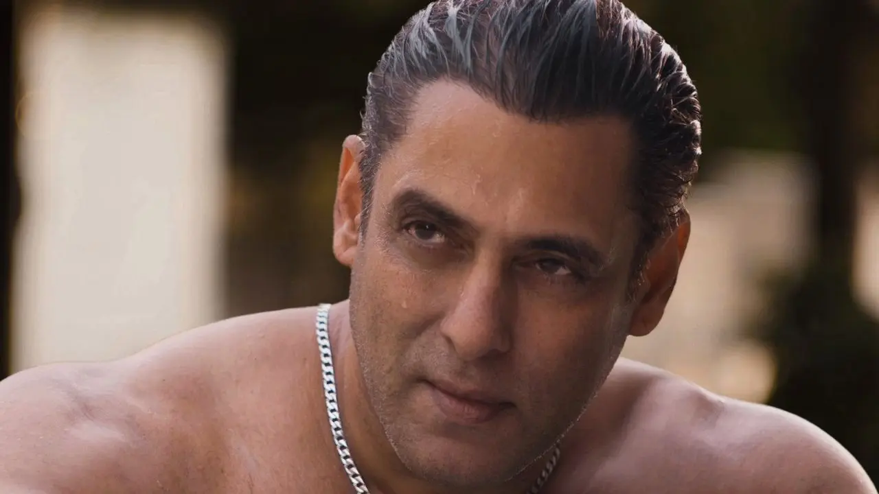 Who's that hottie? Salman Khan teases shirtless pics in Andaz Apna Apna style Who's that hottie? Salman Khan teases shirtless pics in Andaz Apna Apna style