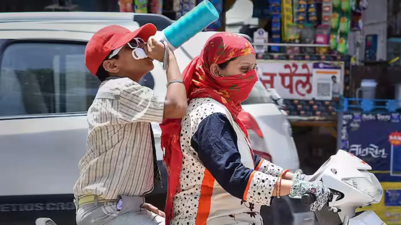 Heatwave warning issued in Delhi by IMD till April 9, yellow alert sounded Heatwave warning issued in Delhi by IMD till April 9, yellow alert sounded