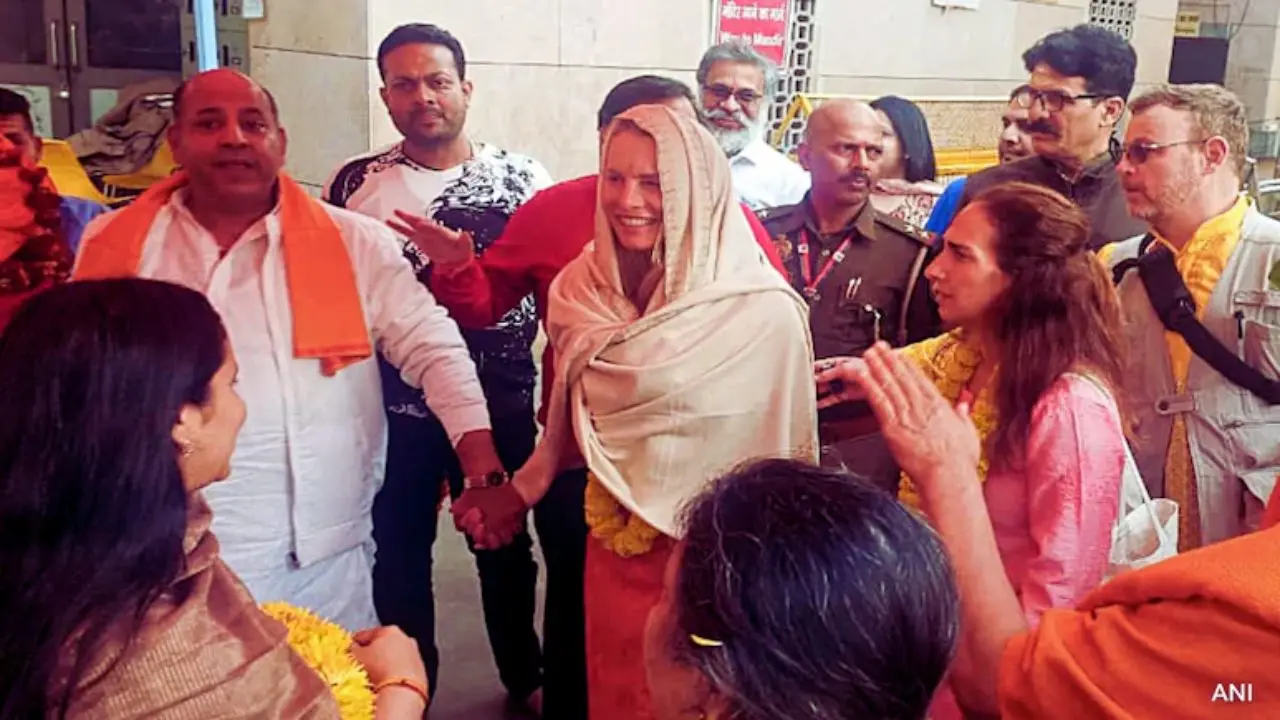 Kumbh 2025: Steve Jobs's wife Laurene Powell prays at Kashi Vishwanath Kumbh 2025: Steve Jobs's wife Laurene Powell prays at Kashi Vishwanath