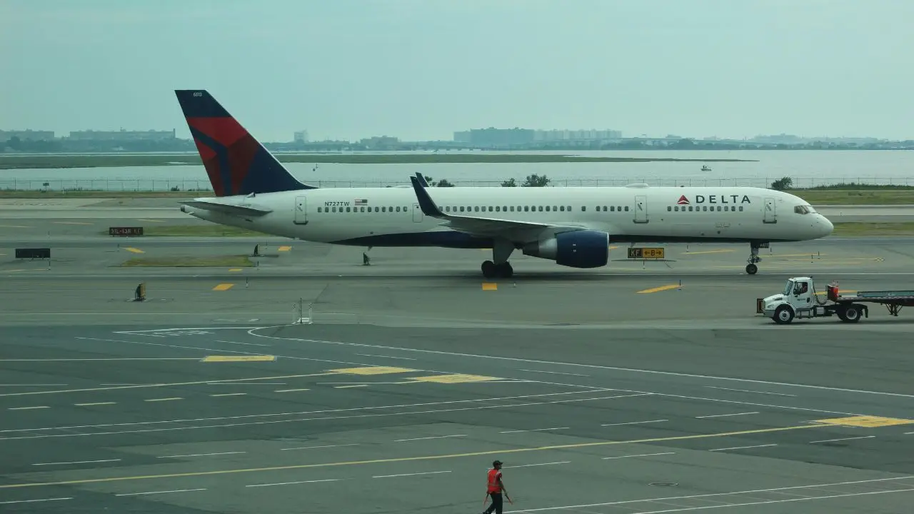 Harrowing footage captures a near-miss on Los Angeles International Airport runway Harrowing footage captures a near-miss on Los Angeles International Airport runway