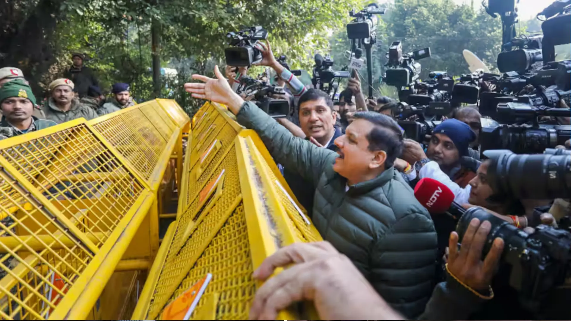 Delhi's ruling AAP stages ‘dharna’ outside CM bungalow amid BJP's ‘Sheesh Mahal’ claims Delhi's ruling AAP stages ‘dharna’ outside CM bungalow amid BJP's ‘Sheesh Mahal’ claims