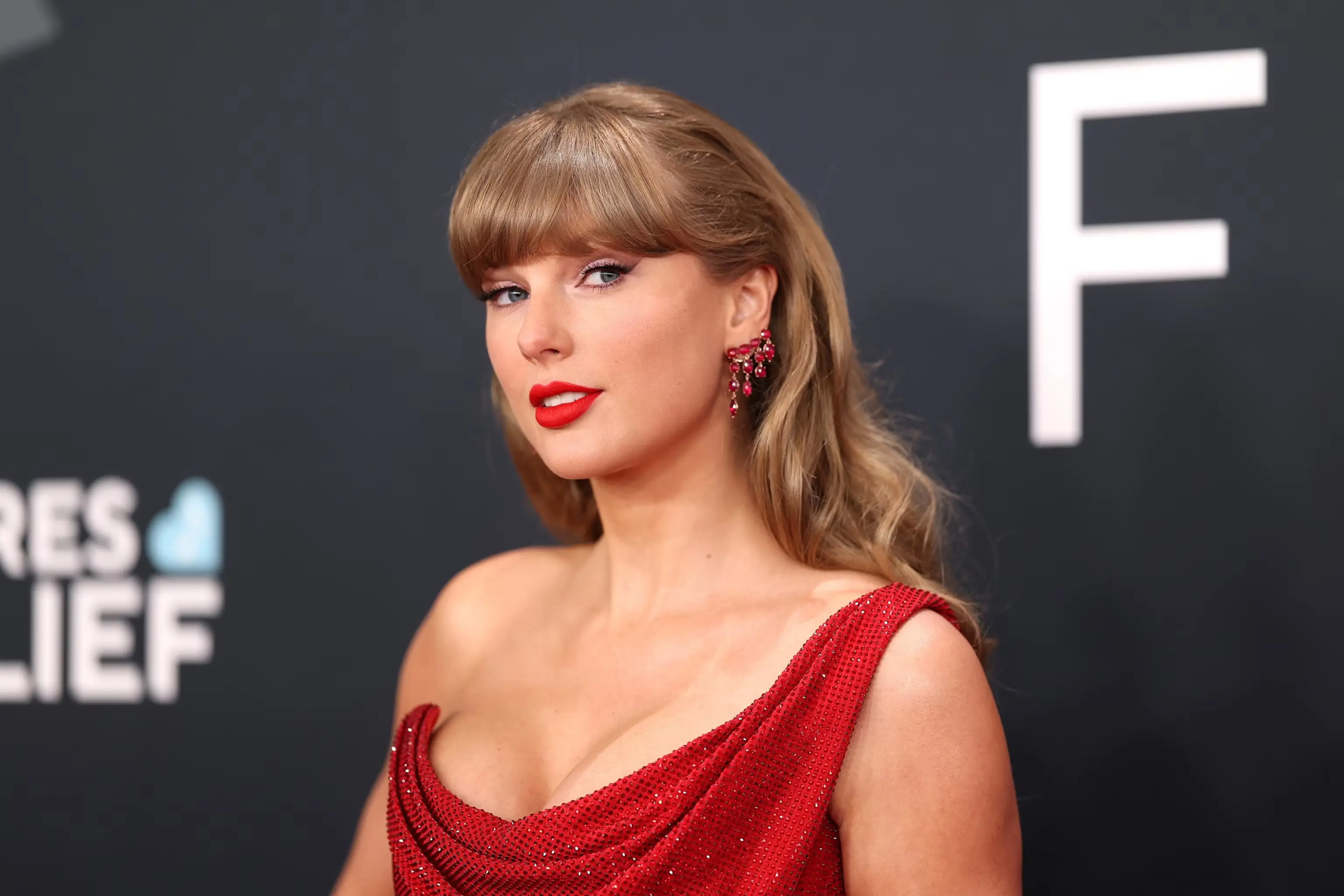 Two people arrested for stealing Taylor Swift's concert tickets and selling them for $600,000 Two people arrested for stealing Taylor Swift's concert tickets and selling them for $600,000
