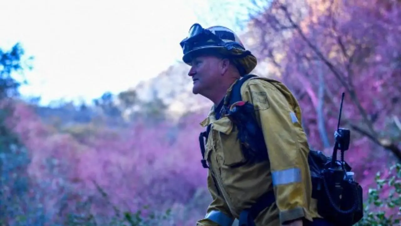 Fire-wrecked Los Angeles gets a break as winds drop Fire-wrecked Los Angeles gets a break as winds drop