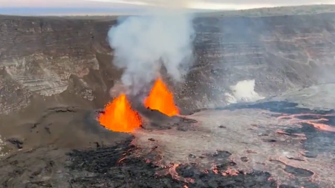 Watch stunning visuals of Hawaii's Kilauea volcano as it spews lava Watch stunning visuals of Hawaii's Kilauea volcano as it spews lava
