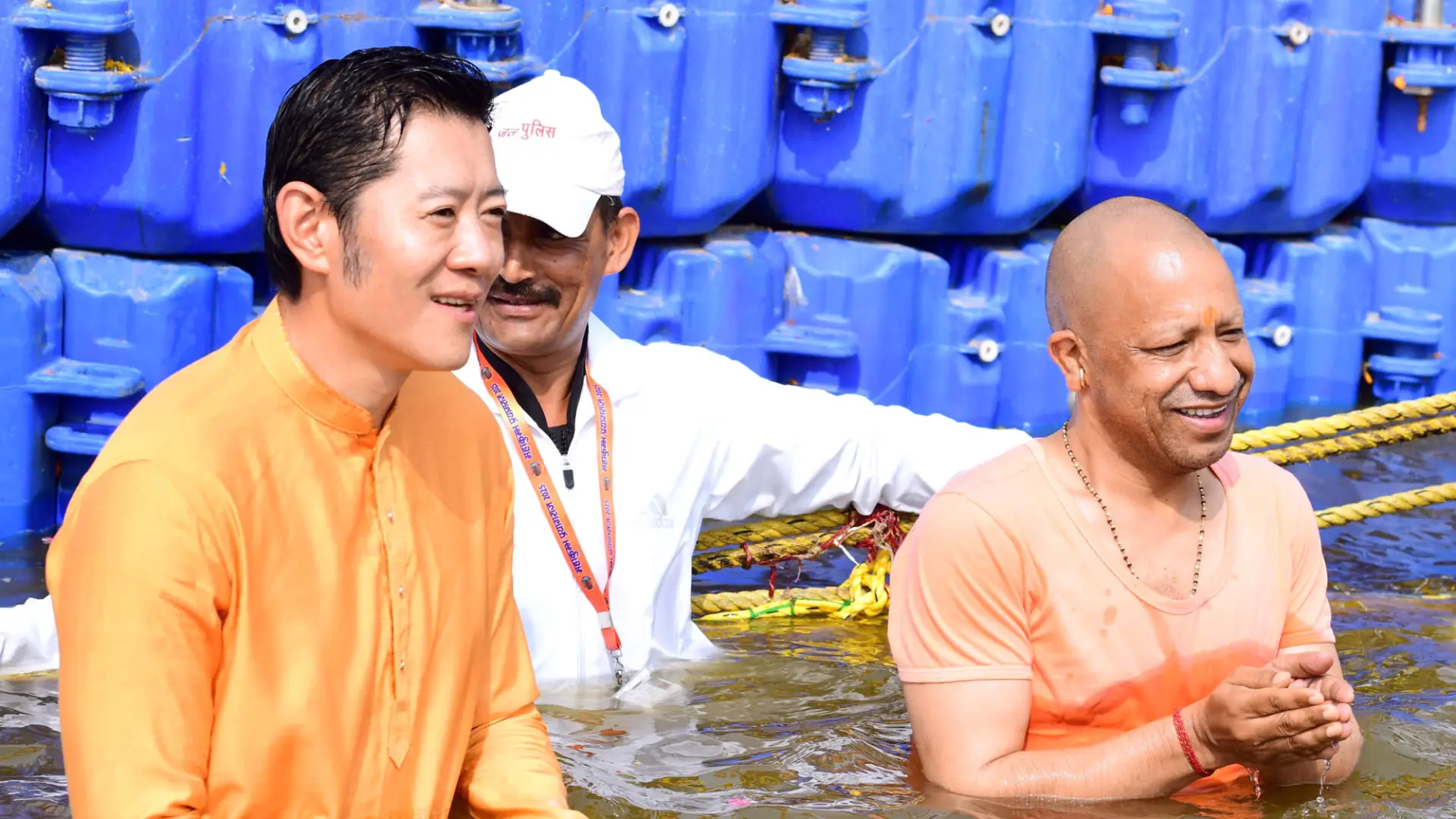 Watch: Bhutan's King, UP CM Yogi Adityanath take a dip at Maha Kumbh Watch: Bhutan's King, UP CM Yogi Adityanath take a dip at Maha Kumbh