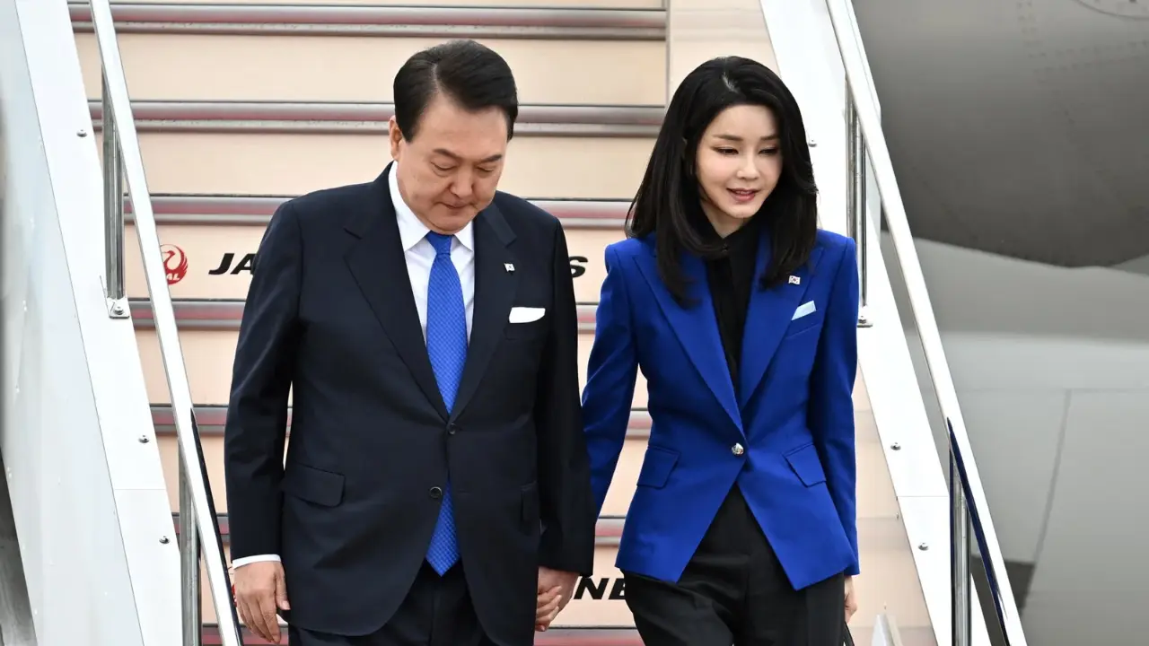 S Korean Prez Yoon Suk Yeol in doom loop after probe launched against wife for thesis 'plagiarism' S Korean Prez Yoon Suk Yeol in doom loop after probe launched against wife for thesis 'plagiarism'