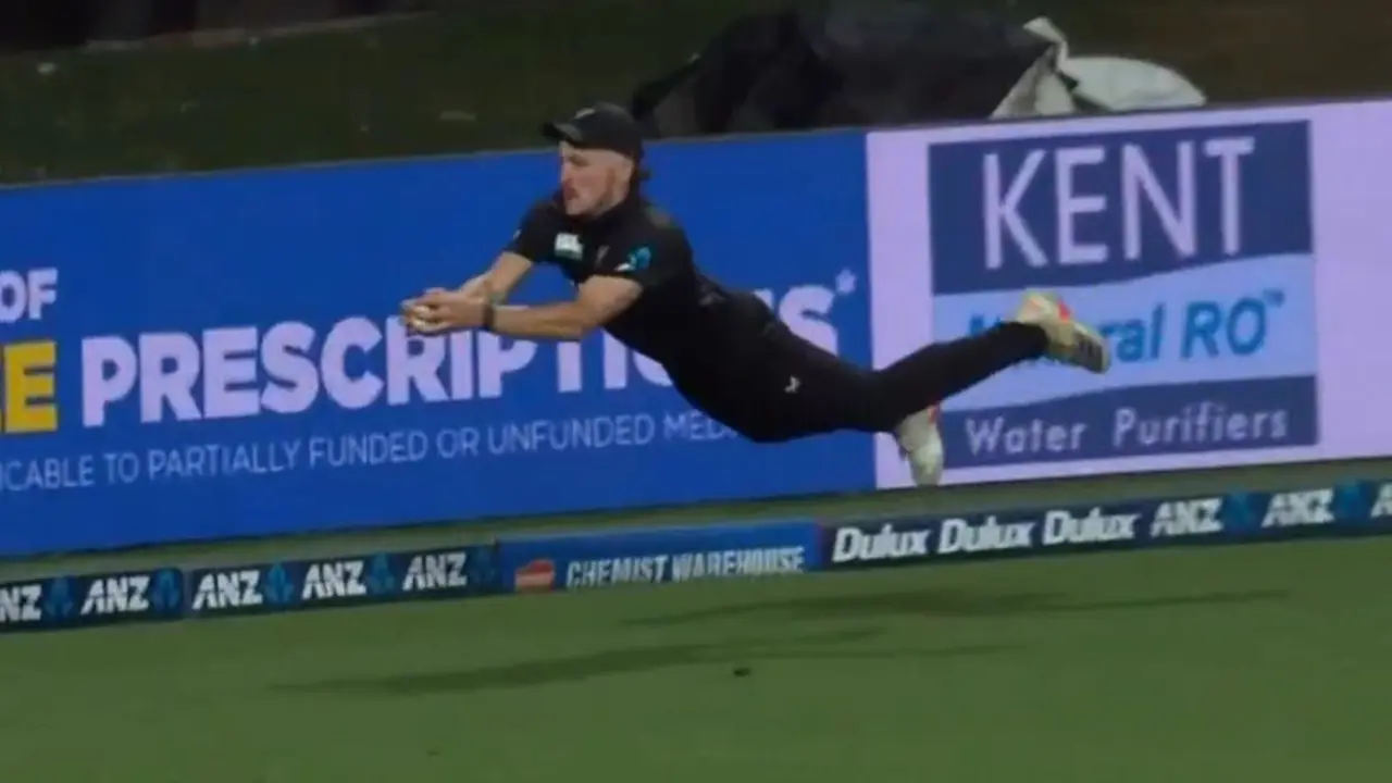 New Zealand vs Sri Lanka 2nd ODI: Nathan Smith takes FLYING catch in Hamilton - WATCH New Zealand vs Sri Lanka 2nd ODI: Nathan Smith takes FLYING catch in Hamilton - WATCH