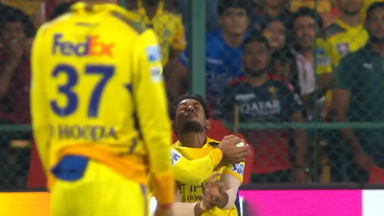 IPL 2025: Jadeja, Pathirana involved in nasty collision as Jacob Bethell gets early reprieve IPL 2025: Jadeja, Pathirana involved in nasty collision as Jacob Bethell gets early reprieve