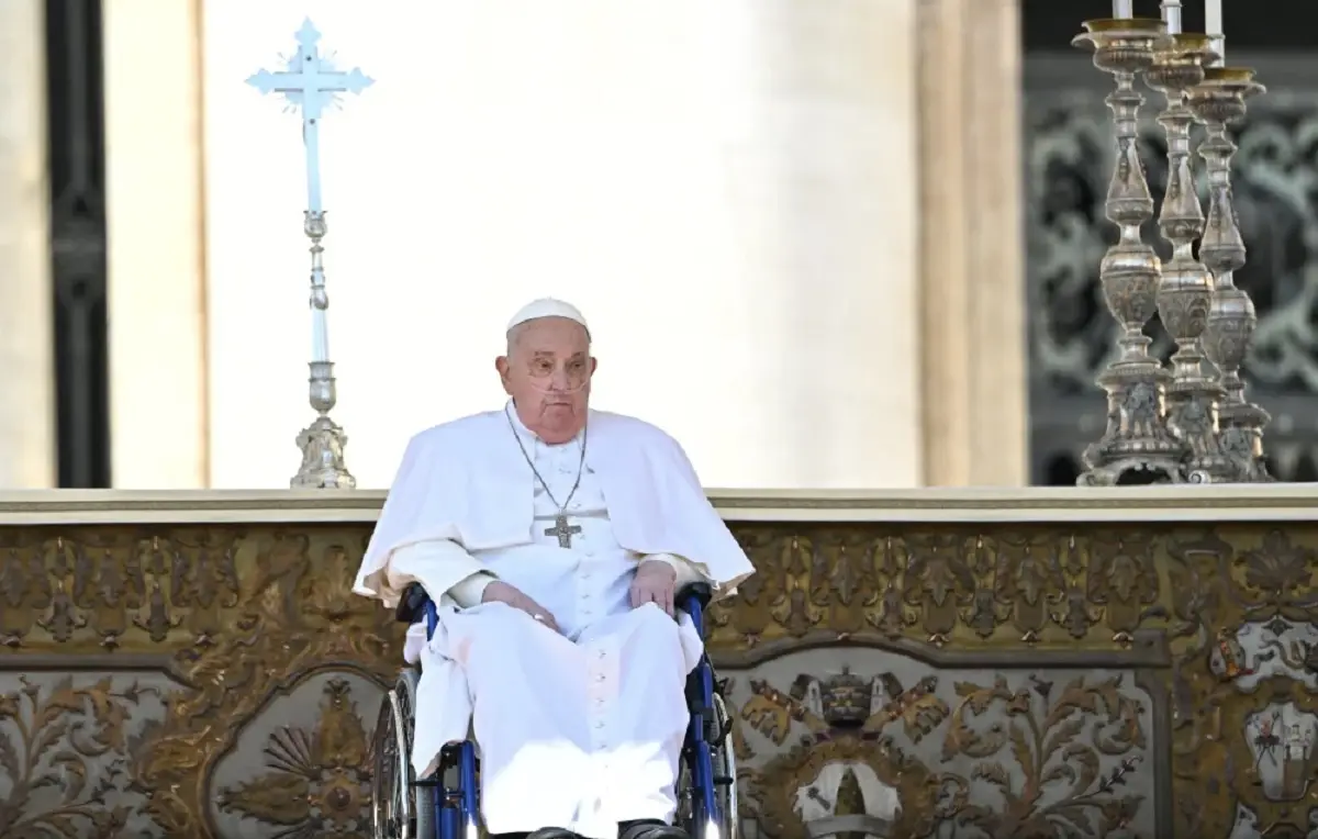 Pope Francis makes surprise public appearance at the Vatican