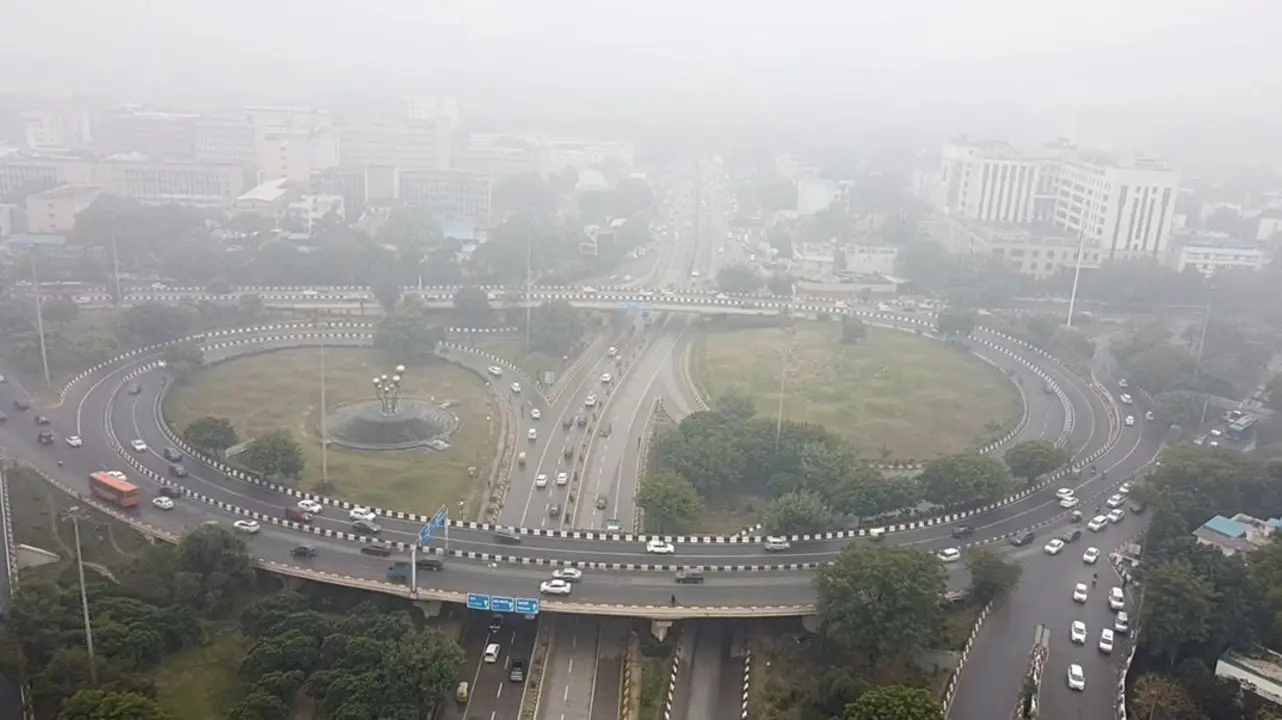 Cold winds batter Delhi, several trains, flights delayed due to dense fog
