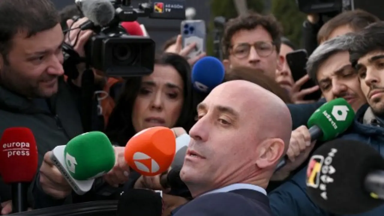 Luis Rubiales says 'totally sure' Hermoso consented to kiss Luis Rubiales says 'totally sure' Hermoso consented to kiss