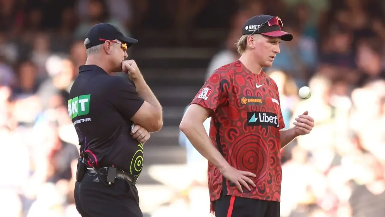 BBL: Renegades' pacers 'taken out of attack' in bizarre moment - Watch BBL: Renegades' pacers 'taken out of attack' in bizarre moment - Watch