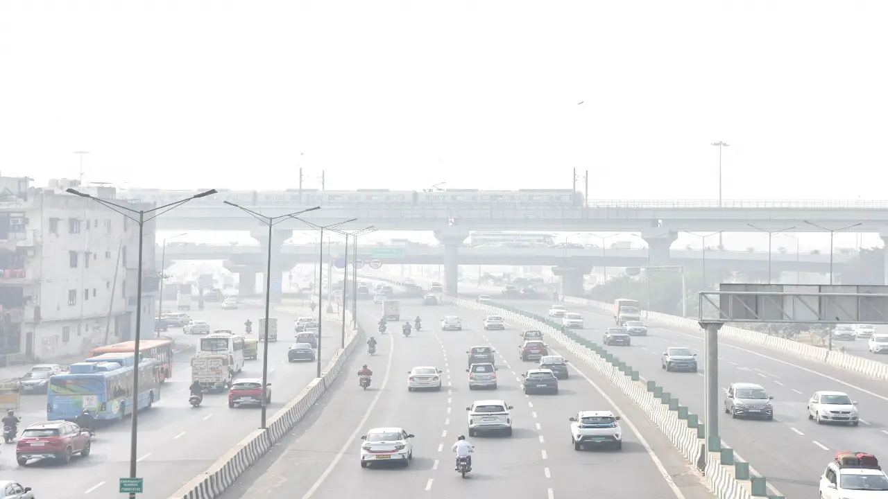 AQI touches 500 mark in Delhi-NCR, citizens complain of breathing discomfort. Here's what has happened