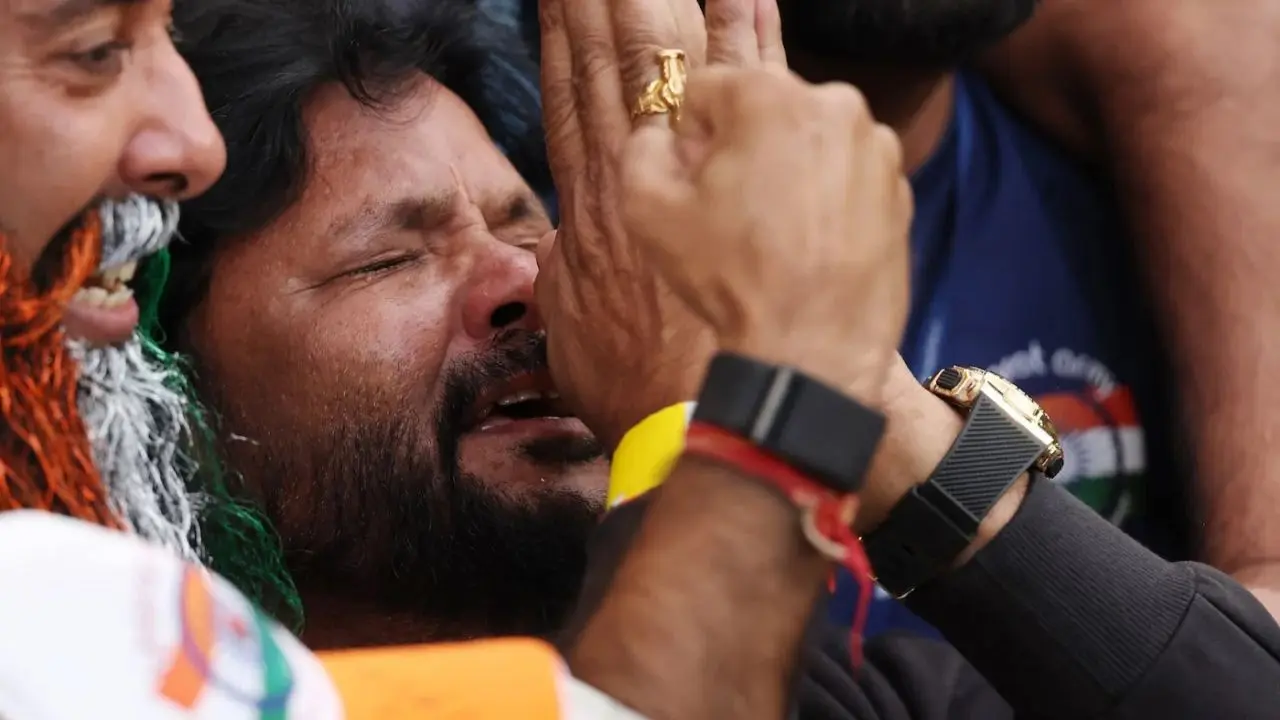 BGT: Nitish Reddy’s father touching Gavaskar’s feet wins internet - WATCH BGT: Nitish Reddy’s father touching Gavaskar’s feet wins internet - WATCH