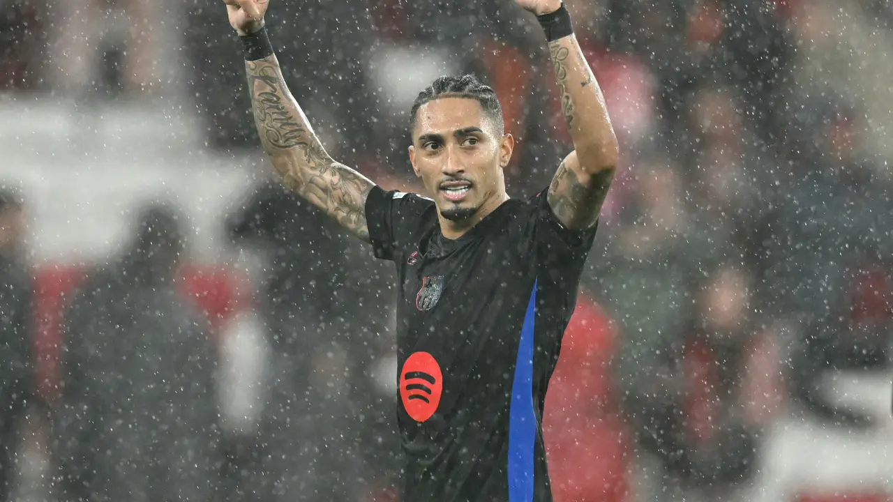 Watch: Barcelona's Raphinha scores dramatic 96th minute winner against Benfica in Champions League Watch: Barcelona's Raphinha scores dramatic 96th minute winner against Benfica in Champions League
