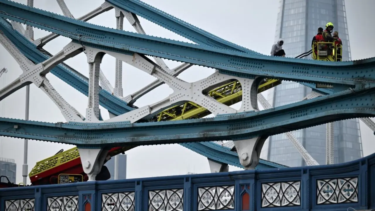 UK’s iconic Tower Bridge briefly closed as man climbs up and sits on railings UK’s iconic Tower Bridge briefly closed as man climbs up and sits on railings