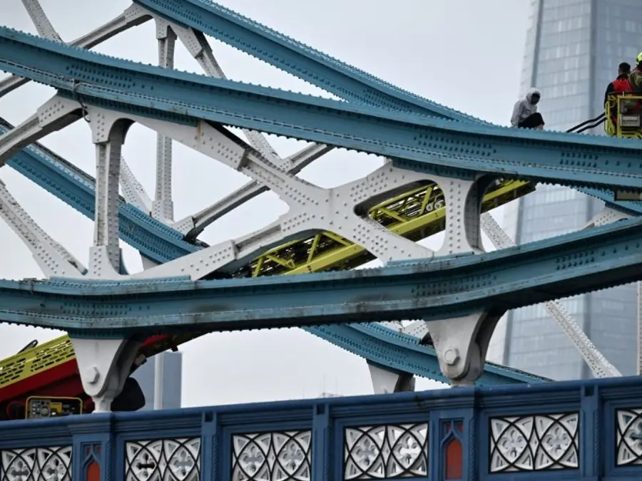 UK’s iconic Tower Bridge briefly closed as man climbs up and sits on railings