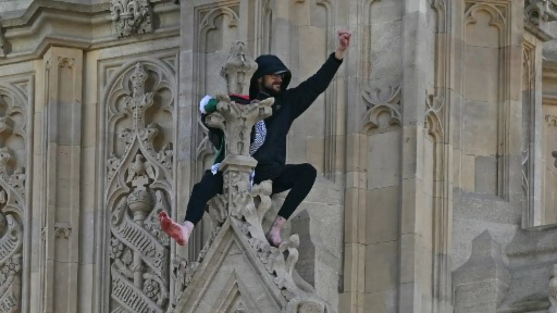 London Police shut down Big Ben area as barefoot protester climbs famous clock tower London Police shut down Big Ben area as barefoot protester climbs famous clock tower