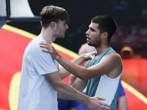 Carlos Alcaraz advances into Australian Open quarters after Draper retires