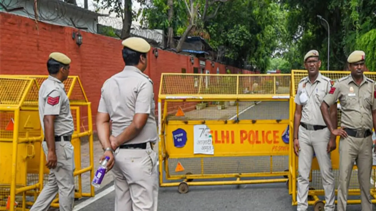 Delhi Police beef up security ahead of Holi, Ramzan Friday prayers Delhi Police beef up security ahead of Holi, Ramzan Friday prayers