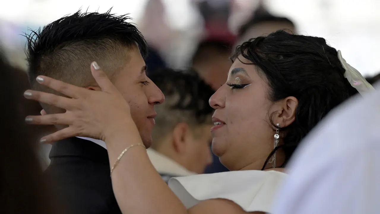 1,200 couples say 'I do' in a special Valentine’s Day wedding in Mexico City 1,200 couples say 'I do' in a special Valentine’s Day wedding in Mexico City