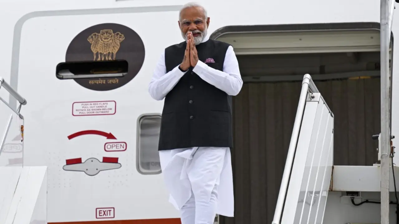 PM Modi's plane under threat? Mumbai police receive terror alert ahead of US visit: Report PM Modi's plane under threat? Mumbai police receive terror alert ahead of US visit: Report