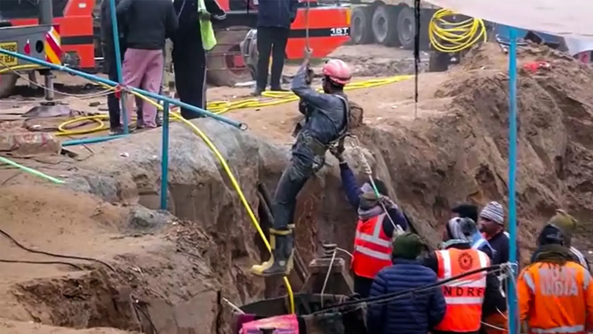 India: Toddler stuck in borewell in Rajasthan for 10 days dies after rescue India: Toddler stuck in borewell in Rajasthan for 10 days dies after rescue