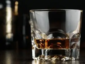 India: Thief falls asleep after drinking liquor during heist in Telangana