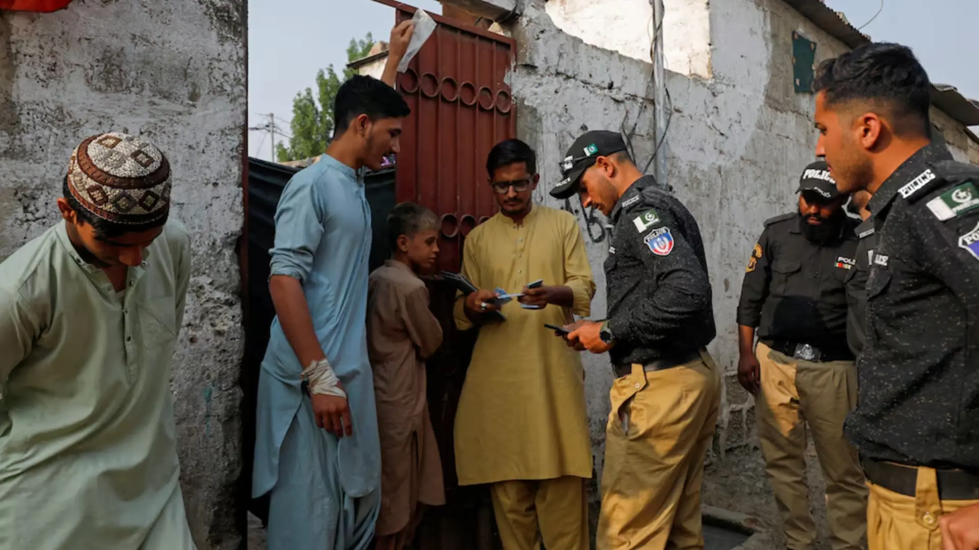 Leave or be deported: Pakistan asks Afghan Citizen Card holders, illegal foreigners to leave by March 31 Leave or be deported: Pakistan asks Afghan Citizen Card holders, illegal foreigners to leave by March 31
