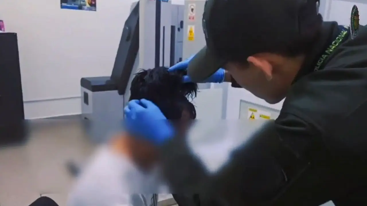 Watch | Colombian man arrested for trying to smuggle cocaine worth $10400 hidden in wig