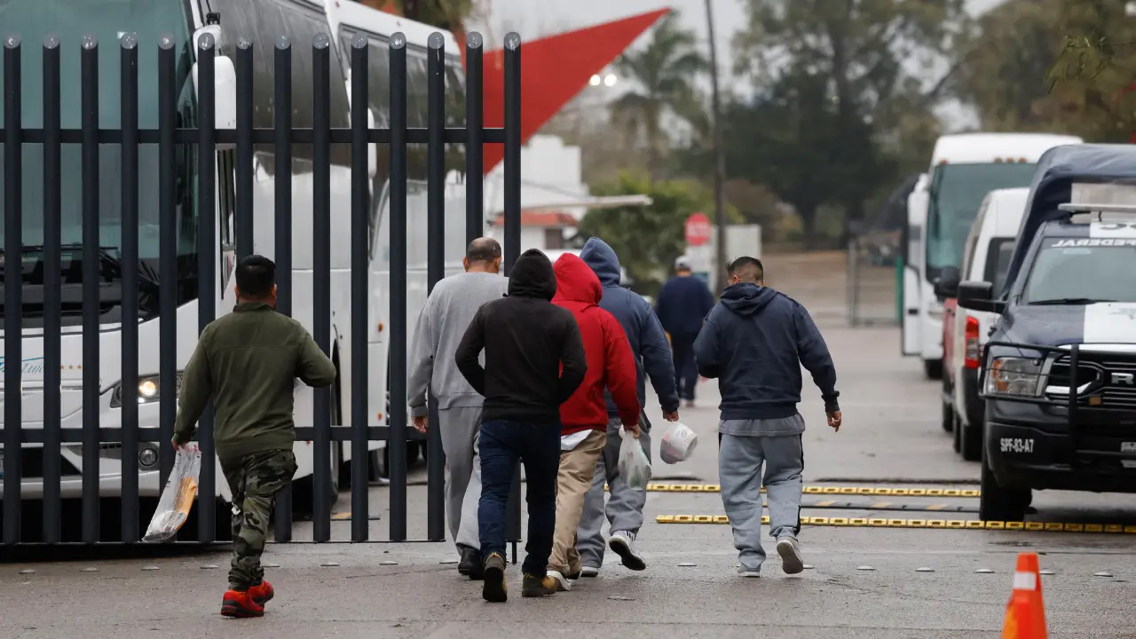 US Supreme Court temporarily halts deportations of Venezuelans under wartime law US Supreme Court temporarily halts deportations of Venezuelans under wartime law